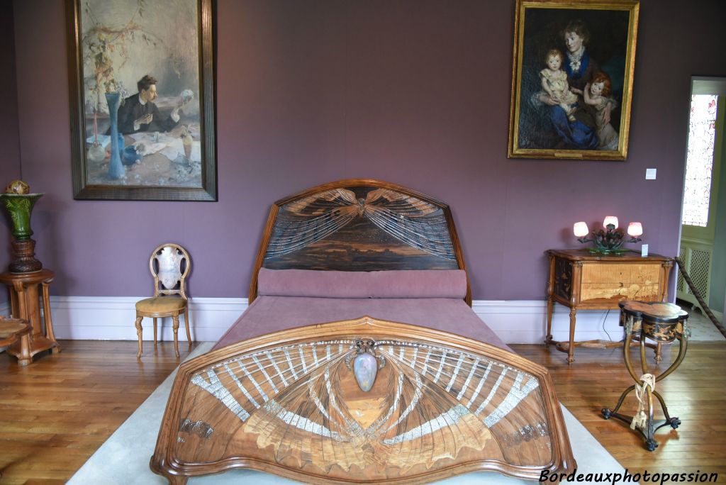 Émile Gallé, lit Aube et crépuscule, 1904. Palissandre, ébène, nacre, verre.