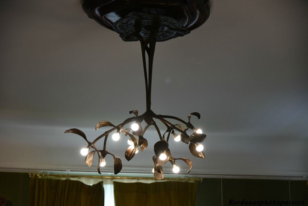 Lustre “Au gui l’an neuf” de Jacques Gruber, dans le bureau Masson.