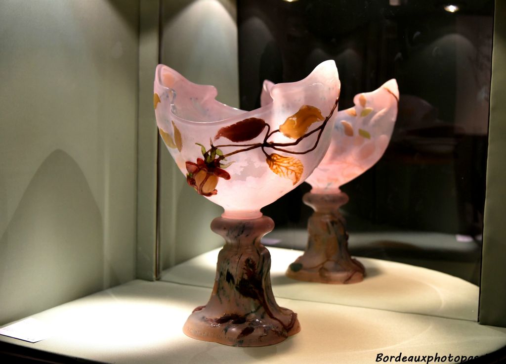 Coupe rose de France (1901), pièce maîtresse d'Émile Gallé. En homage à Léon Simon, créateur de la société d'horticulture de Nancy.