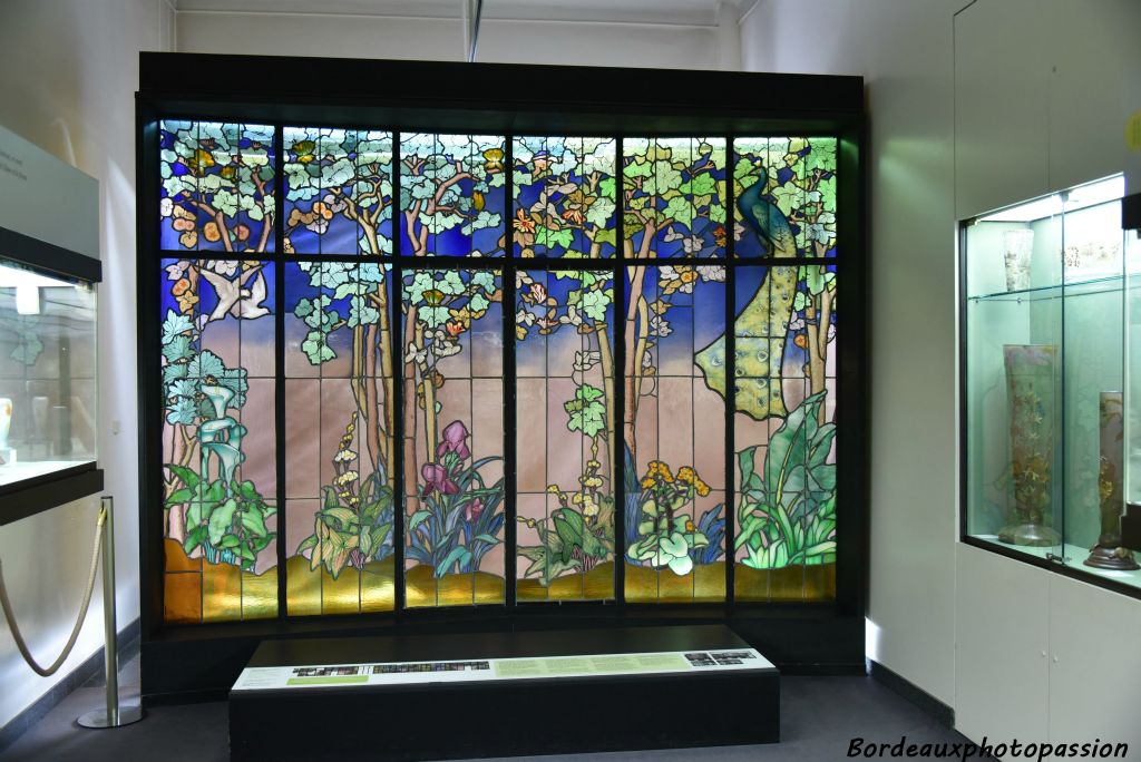 Jacques Gruber, Vitrail "aux paons et aux colombes" 1904 verre multicouche, verre peint, verre américain chenillé, verre américain irisé, gravure à l’acide.